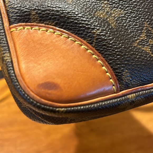 LOUIS VUITTON DANUBE 21 MONOGRAM CROSSBODY BAG DUST BAG & BOX GOLD HARDWARE 🤎🧡 - Picture 11 of 17